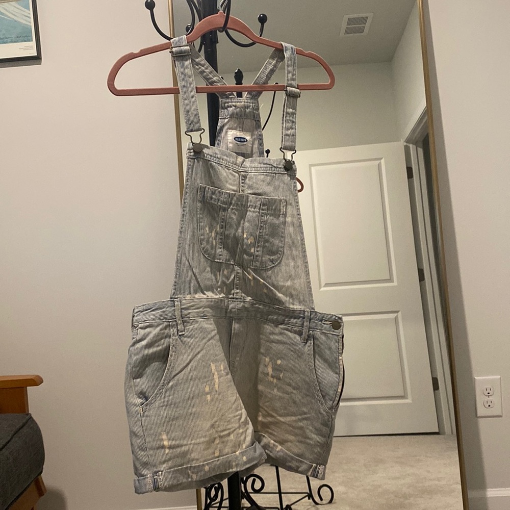 Old Navy women’s short overalls size small.